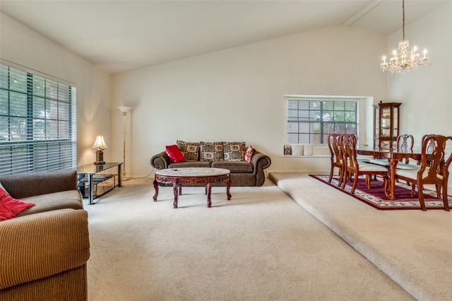 402 Chestnut Drive, Grand Prairie, TX 75052