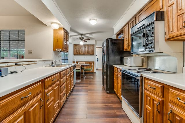 402 Chestnut Drive, Grand Prairie, TX 75052