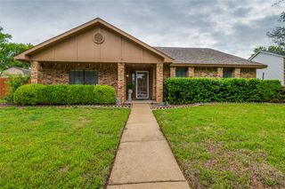 402 Chestnut Drive, Grand Prairie, TX 75052