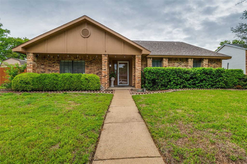 402 Chestnut Drive, Grand Prairie, TX 75052