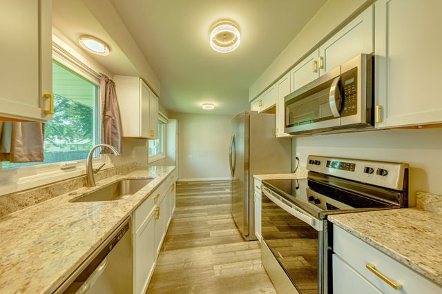 7840 Winsdale Street N, Golden Valley, MN 55427