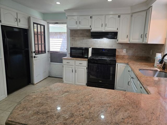 270 Old Strawberry Hill Rd, Barnstable, MA 02601