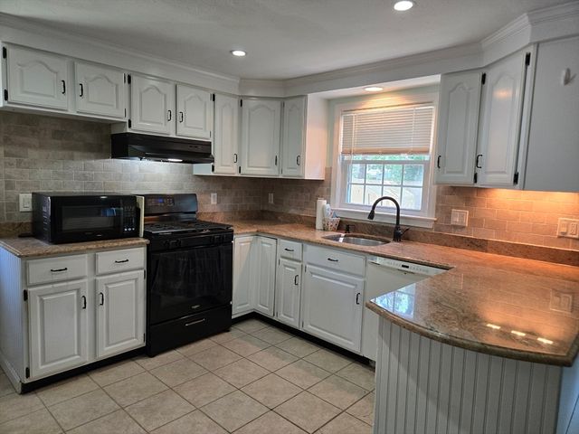 270 Old Strawberry Hill Rd, Barnstable, MA 02601