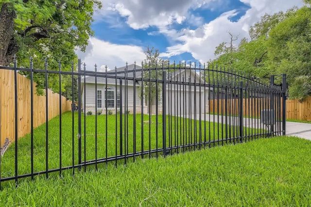 4834 Van Fleet Street, Houston, TX 77033