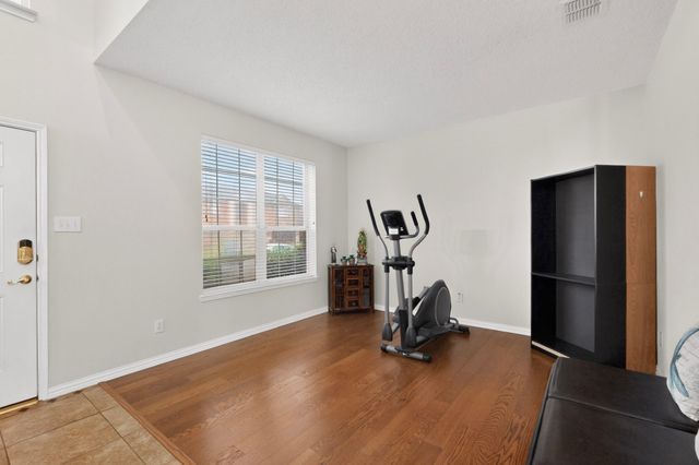 317 E Clover Park Drive, Fort Worth, TX 76140