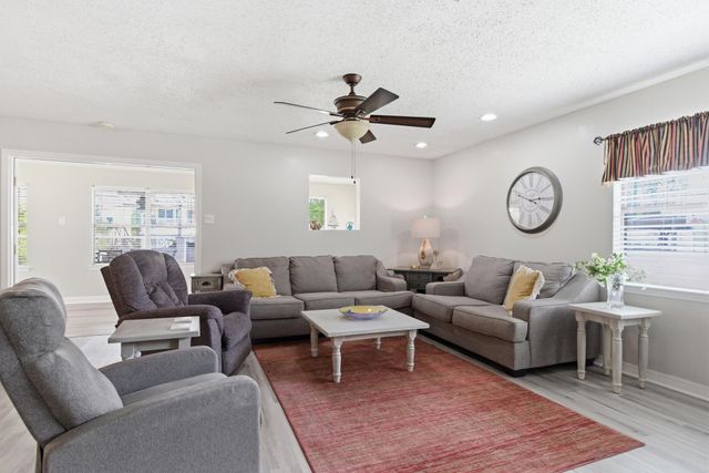 6371 Shawnee St., Kiln, MS 39556
