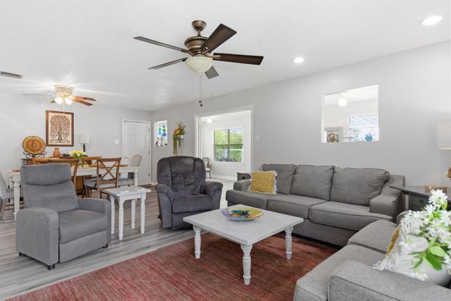 6371 Shawnee St., Kiln, MS 39556