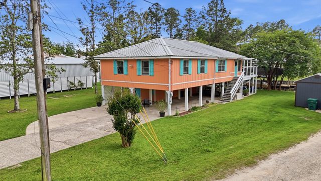 6371 Shawnee St., Kiln, MS 39556