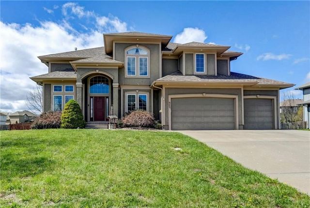 500 NE Woodpark Lane, Lee's Summit, MO 64086