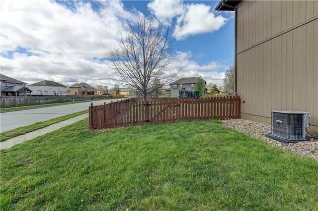 500 NE Woodpark Lane, Lee's Summit, MO 64086