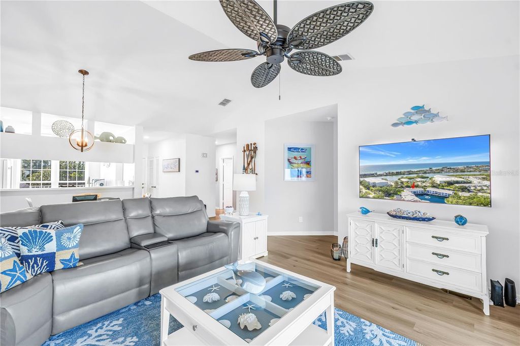 Image 11 of property listing at 11351 SHIPWATCH LANE 1843, Largo, FL 33774