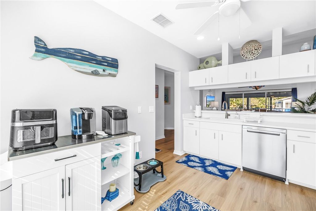 Image 18 of property listing at 11351 SHIPWATCH LANE 1843, Largo, FL 33774