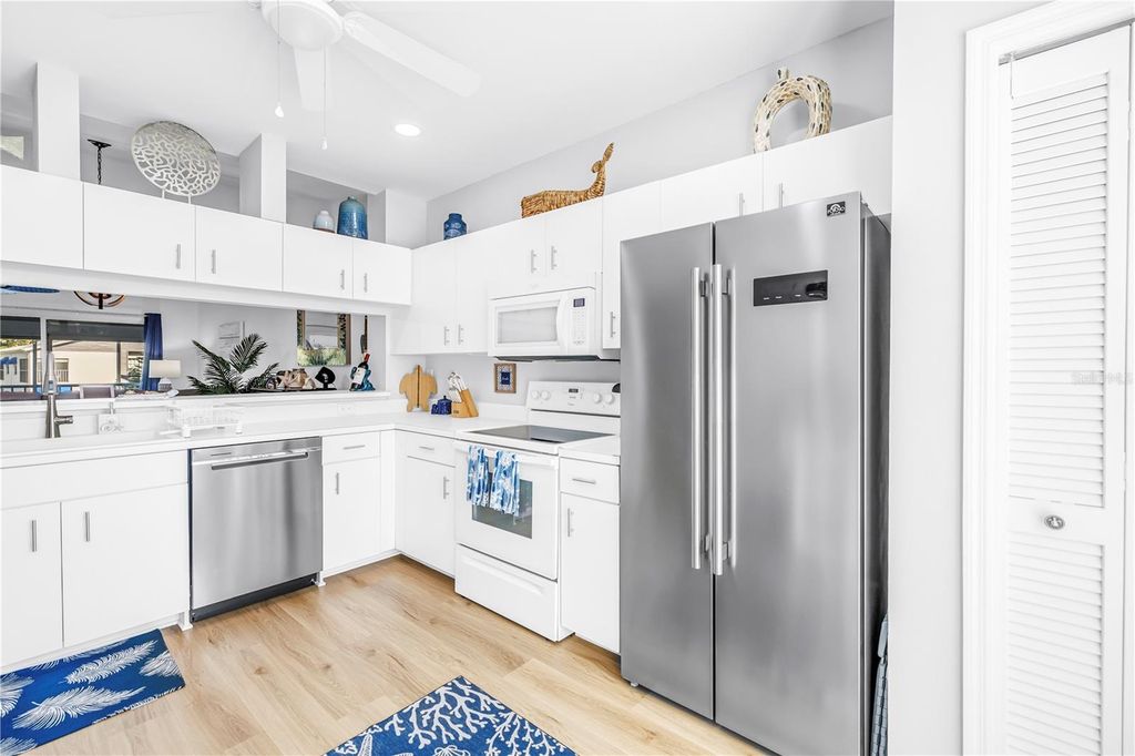 Image 8 of property listing at 11351 SHIPWATCH LANE 1843, Largo, FL 33774