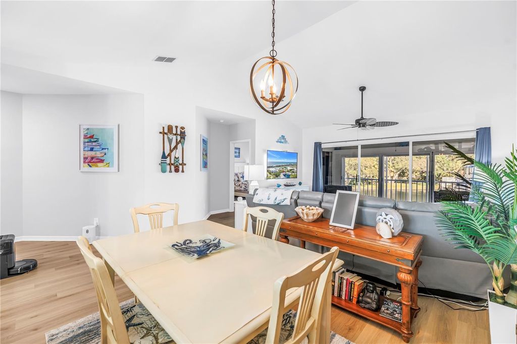 Image 10 of property listing at 11351 SHIPWATCH LANE 1843, Largo, FL 33774