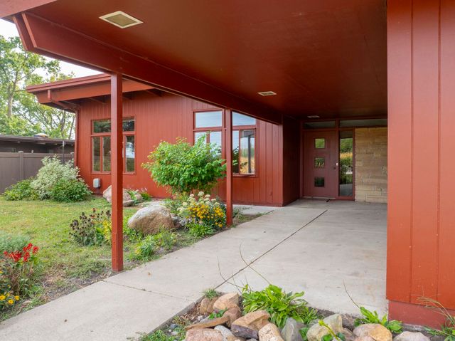 2802 Cottage Row Road, Cedar Falls, IA 50613