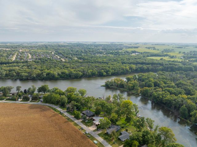 2802 Cottage Row Road, Cedar Falls, IA 50613