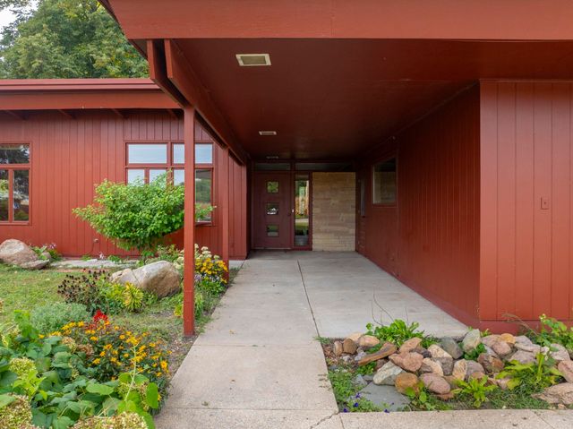 2802 Cottage Row Road, Cedar Falls, IA 50613