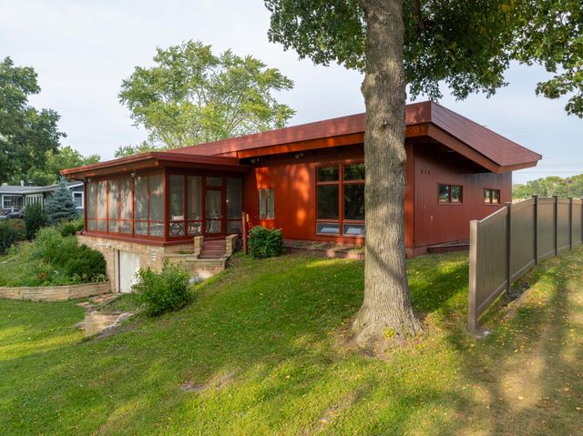 2802 Cottage Row Road, Cedar Falls, IA 50613