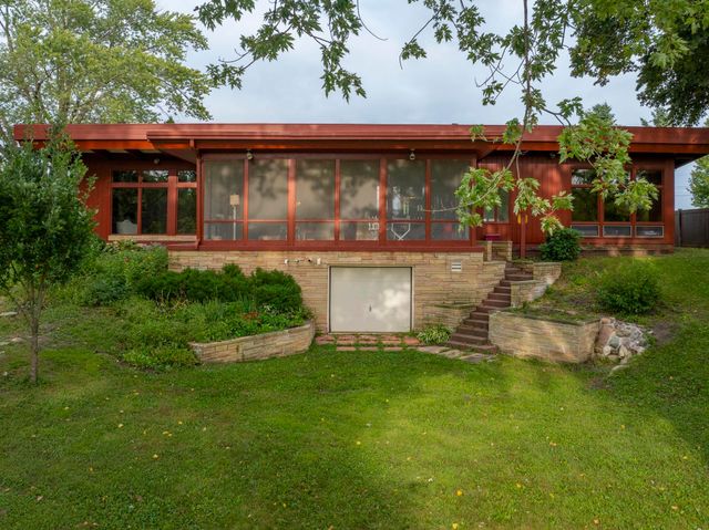 2802 Cottage Row Road, Cedar Falls, IA 50613