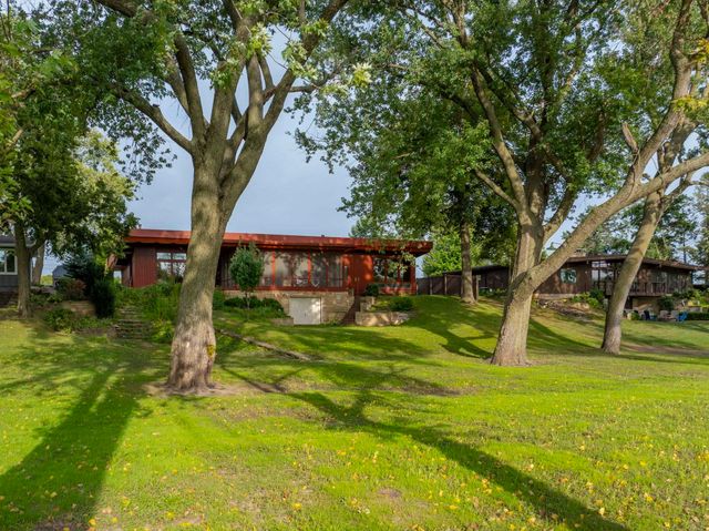 2802 Cottage Row Road, Cedar Falls, IA 50613