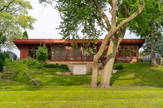 2802 Cottage Row Road, Cedar Falls, IA 50613