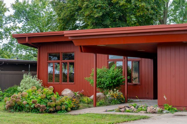 2802 Cottage Row Road, Cedar Falls, IA 50613