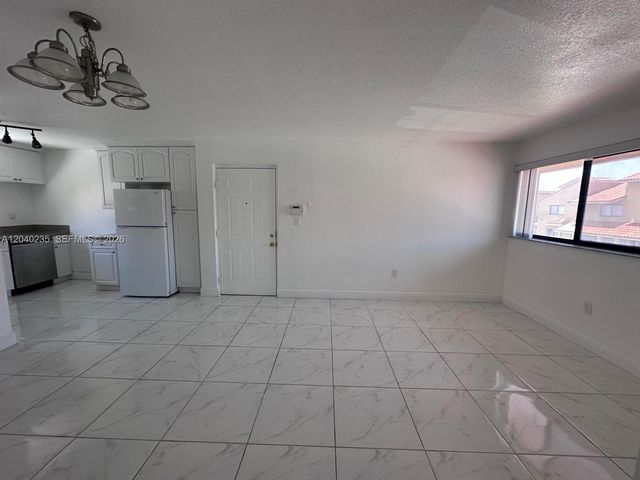2740 W 61st St 204, Hialeah, FL 33016