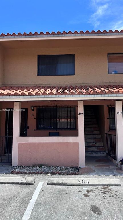 2740 W 61st St 204, Hialeah, FL 33016