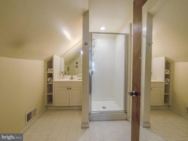 1109 OLD LN, Drexel Hill, PA 19026