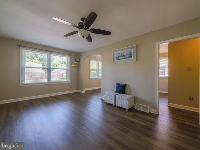 1109 OLD LN, Drexel Hill, PA 19026