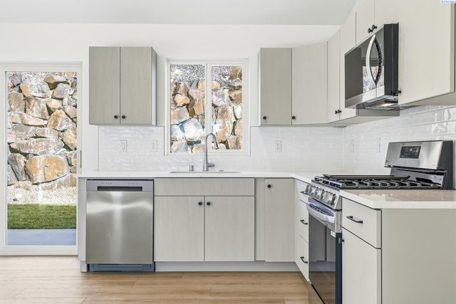 6484 W 29th Ct, Kennewick, WA 99338