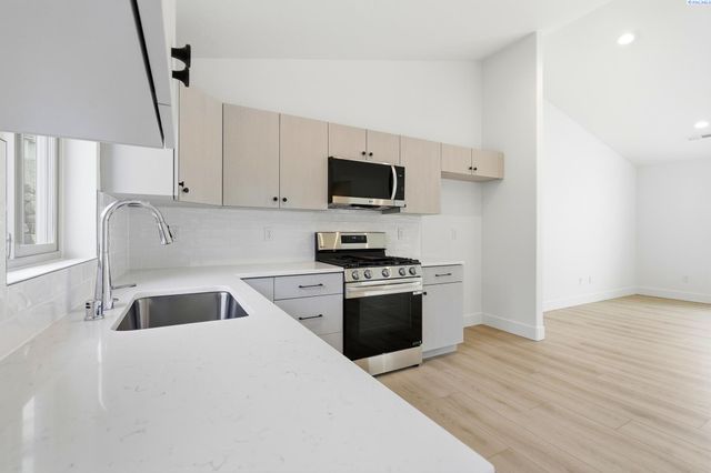 6484 W 29th Ct, Kennewick, WA 99338