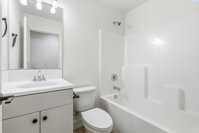 6484 W 29th Ct, Kennewick, WA 99338