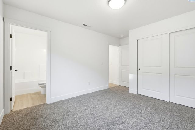 6484 W 29th Ct, Kennewick, WA 99338