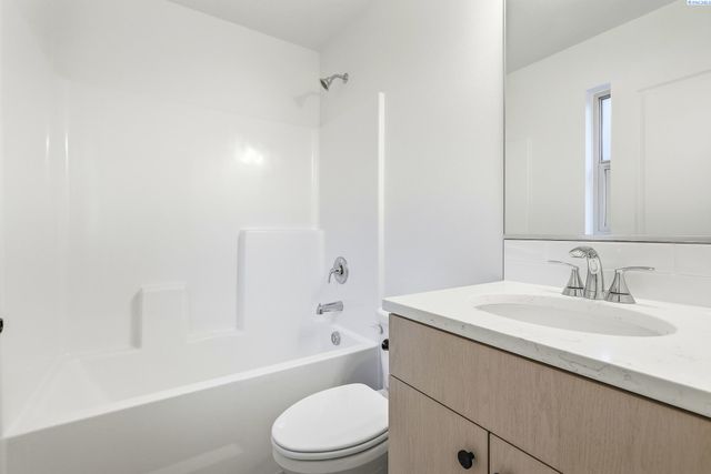 6484 W 29th Ct, Kennewick, WA 99338