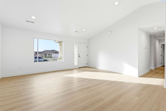 6484 W 29th Ct, Kennewick, WA 99338