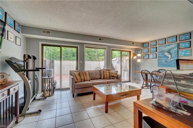 22 Sandie Point LN, Portsmouth, VA 23701