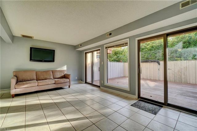 22 Sandie Point LN, Portsmouth, VA 23701