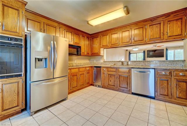 22 Sandie Point LN, Portsmouth, VA 23701