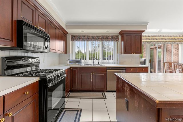 30060 Bristol Lane, Bingham Farms, MI 48025