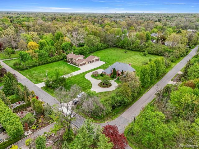 30060 Bristol Lane, Bingham Farms, MI 48025