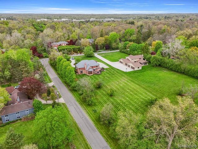 30060 Bristol Lane, Bingham Farms, MI 48025