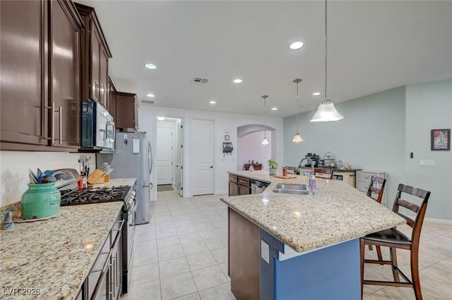 676 Suguaro Bluffs Street, Henderson, NV 89014