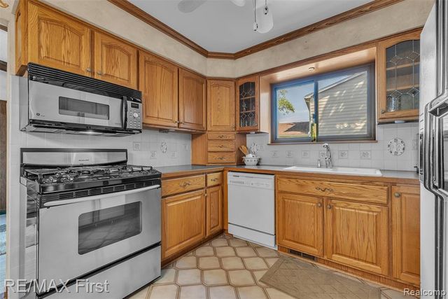 39083 Eastridge Drive, Clinton Township, MI 48038