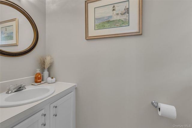 32 Scarborough Drive, Smithtown, NY 11787