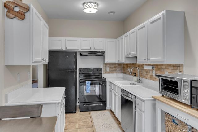 32 Scarborough Drive, Smithtown, NY 11787