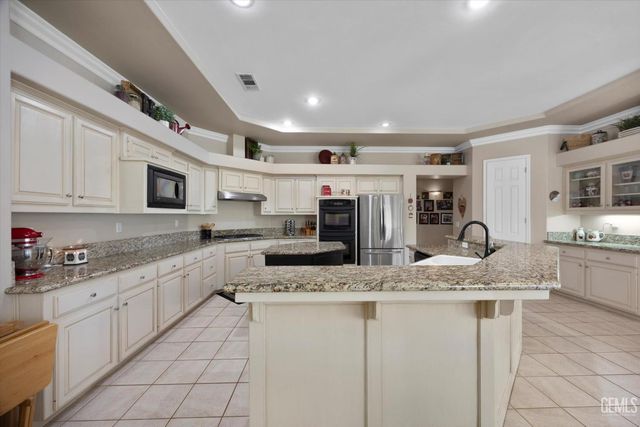 1910 Three Bridges Way, Bakersfield, CA 93311