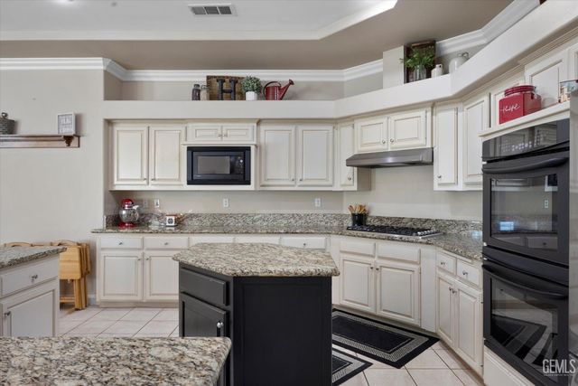 1910 Three Bridges Way, Bakersfield, CA 93311