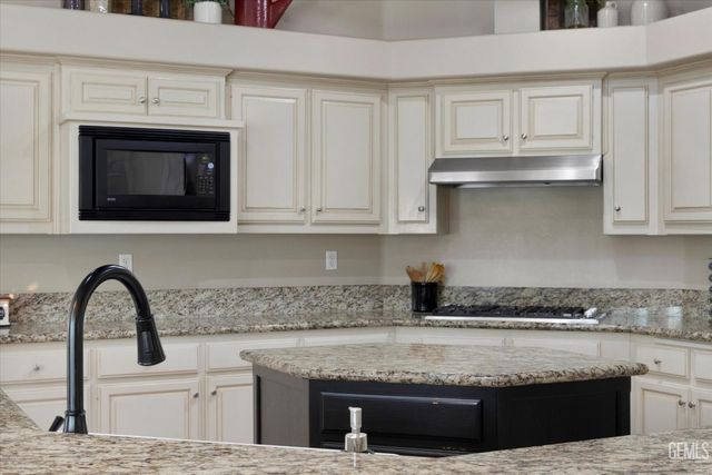 1910 Three Bridges Way, Bakersfield, CA 93311