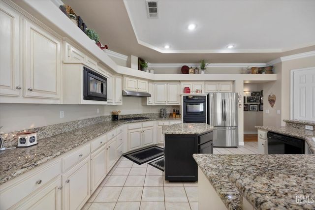 1910 Three Bridges Way, Bakersfield, CA 93311